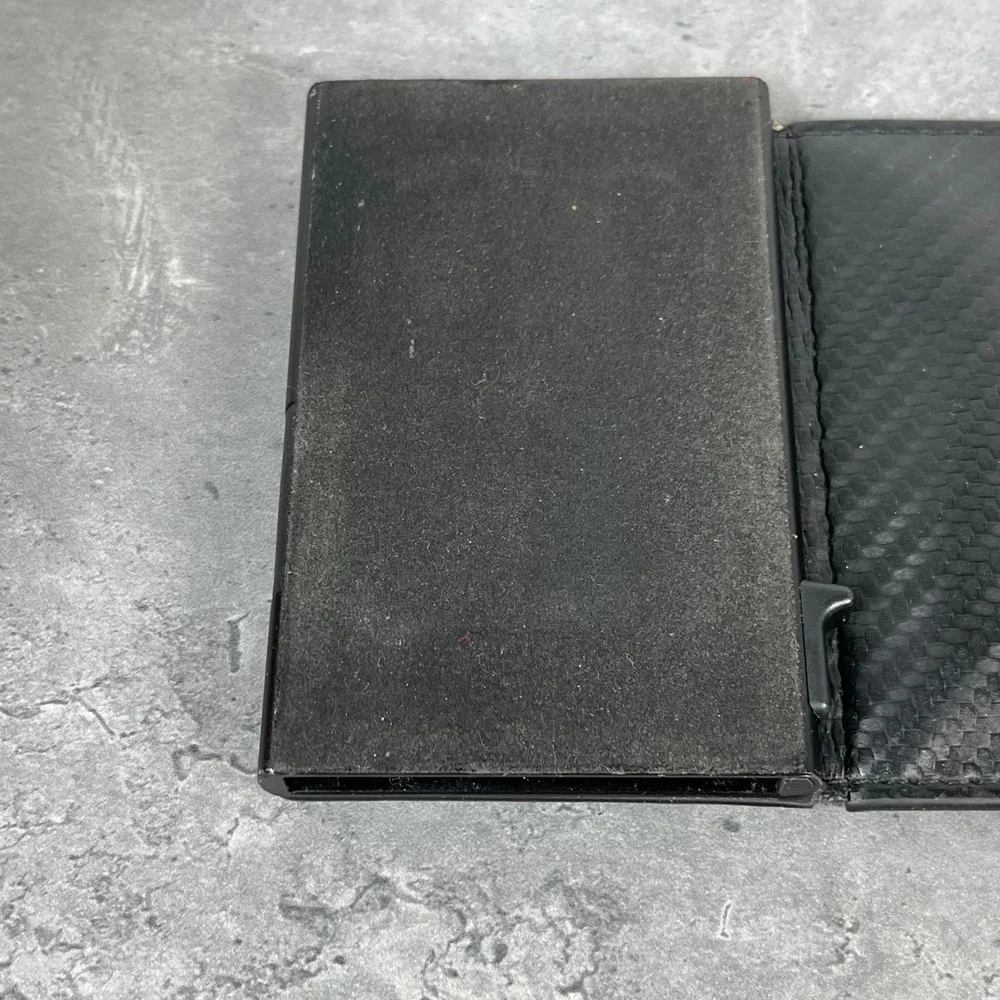 CHIGLN Mens Black Carbon Fiber RFID Blocking Wallet with AirTag‎ Holder